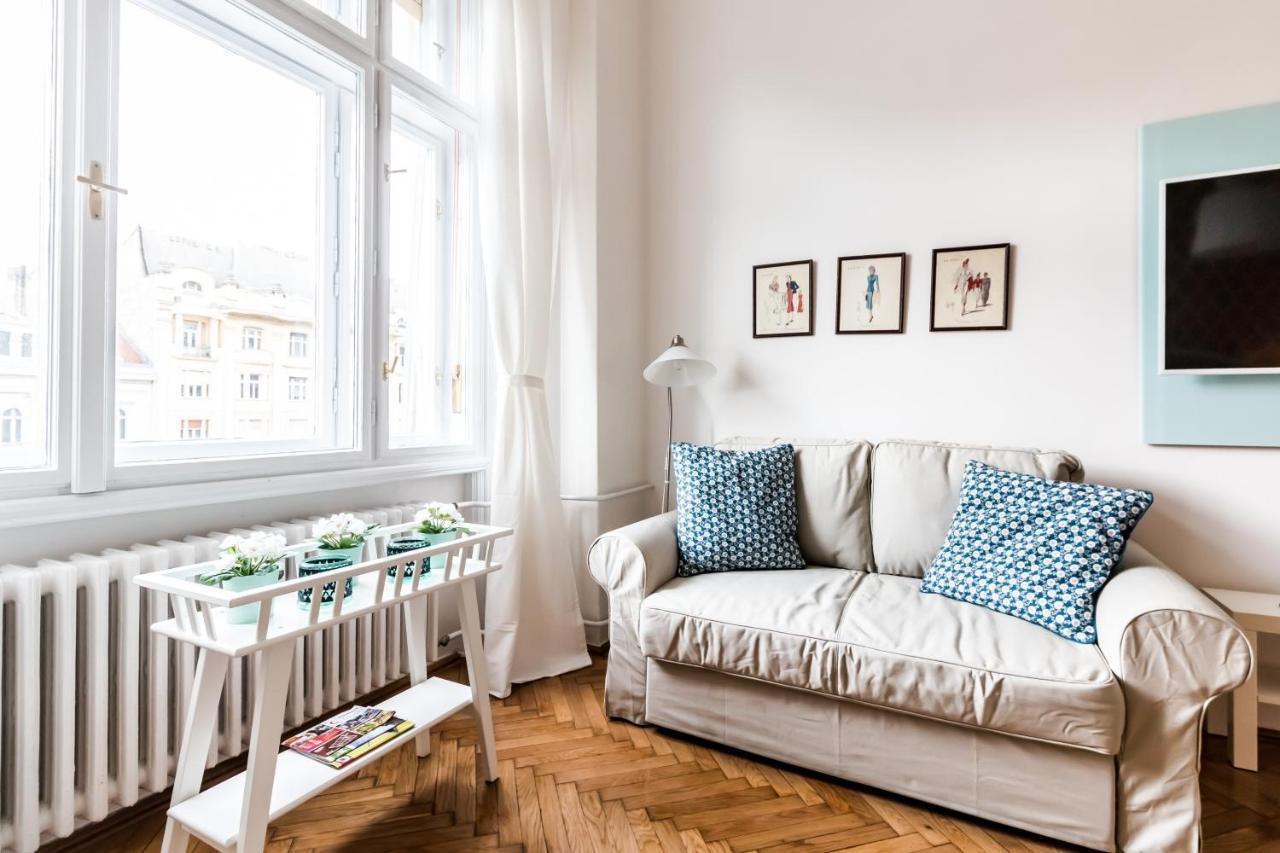 Golden Esthetic With Red Sofa Appartement Budapest