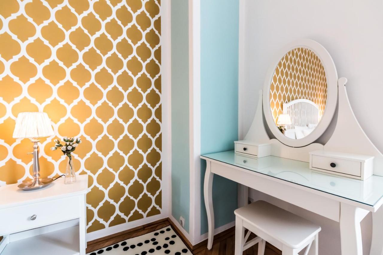 Golden Esthetic With Red Sofa Appartement