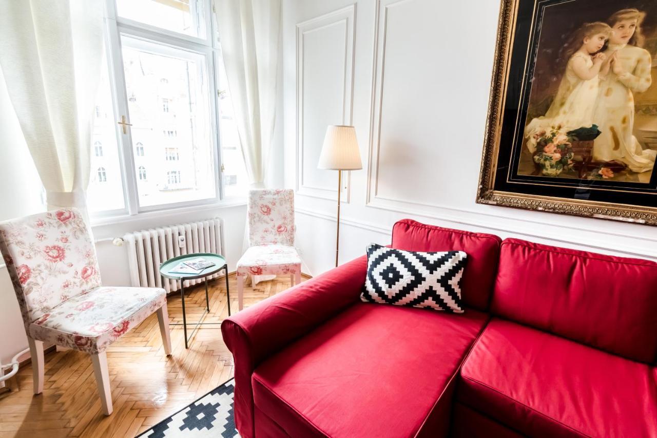 Golden Esthetic With Red Sofa Appartement